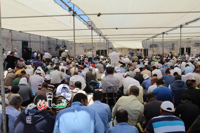 القدس:  أكثر من 300 ألف مصلي ادوا اليوم صلاة الجمعة الثالثة من شهر رمضان المبارك